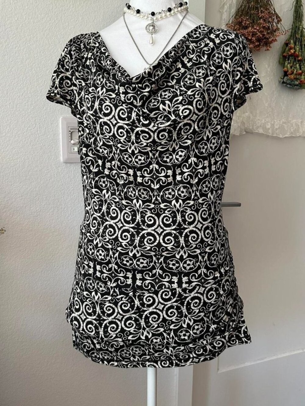 Y2K Max Edition Black and Cream Short Sleeve Top